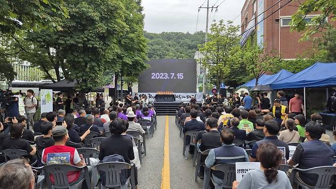 오송 참사 2주기인 15일 저녁 충북도청 앞에서 오송 참사 추모 문화제 ‘오송 참사 진상 규명·책임자 처벌·안전사회건설의 기억과 다짐’이 열렸다. 오윤주 기자