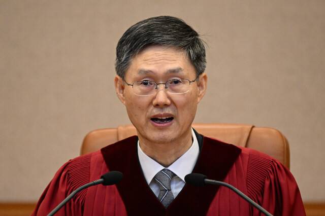 문형배 헌법재판소장 직무대행이 지난 4월4일 오전 서울 종로구 헌법재판소 대심판정에서 윤석열 대통령 탄핵심판 인용 결정문을 낭독하고 있다. 사진공동취재단