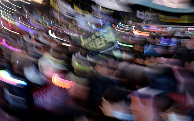 윤석열 대통령 탄핵안이 가결된 지난해 12월14일 오후 서울 여의도 국회 앞에 모인 시민들이 환호하고 있다. 이종근 선임기자 root2@hani.co.kr