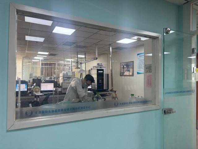 4일 중국 톈진 경제기술개발구 내 톈진국제바이오의학연합연구원 내 마련된 공용 개방형 실험실에서 한 연구원이 실험을 진행하고 있다. 톈진=이혜미 특파원
