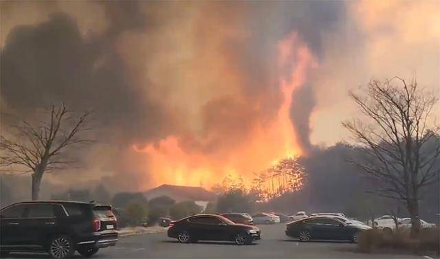 3월 25일 경북 산불이 강풍을 타고 안동시로 급속히 확산되고 있다. 사진은 동안동IC에 주차돼 있던 차량들이 이동하는 모습. 독자 제공·뉴스1