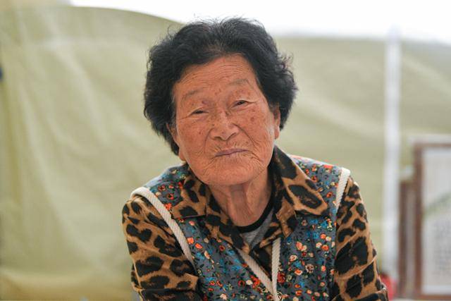5월 7일 경북 안동시 길안면 길안중학교 체육관 이재민 대피소에서 서복래 할머니가 카메라를 향해 활짝 웃고 있다. 안동=남동균 인턴기자