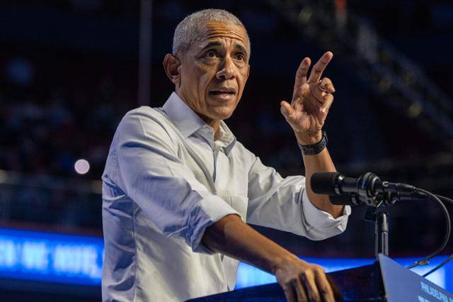 버락 오바마 전 대통령이 미국 대선을 앞둔 지난해 10월 펜실베이니아 필라델피아에서 연설하고 있다. 필라델피아=UPI 연합뉴스