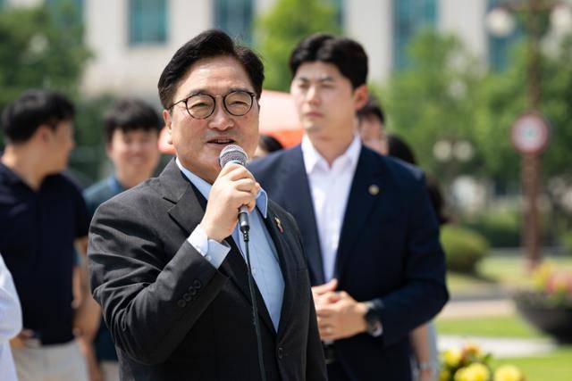 우원식 국회의장이 8일 서울 여의도 국회 본청 앞에서 열린 발달장애인 권리 확대를 요구하는 오체투지 투쟁 보고대회에 참석해 발언하고 있다. 뉴스1