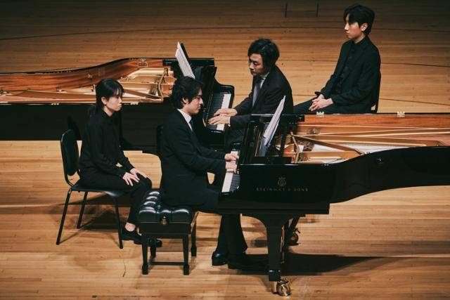 14일 롯데콘서트홀에서 열린 '현대카드 컬처프로젝트 30 손민수 & 임윤찬' 공연에서 피아니스트 임윤찬(왼쪽)과 손민수가 연주하고 있다. 현대카드·목프로덕션 제공