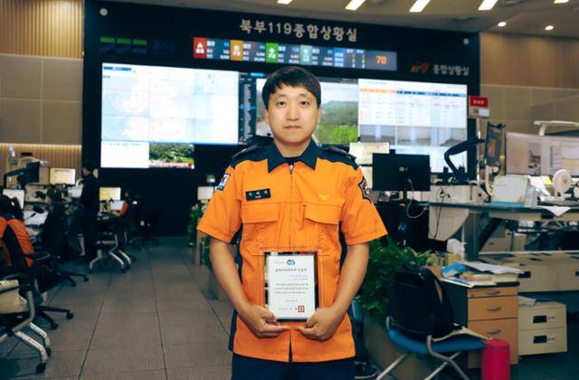 박락희 소방위가 북부119종합상황실에서 '트라우마 세이버' 인증서를 들어 보이고 있다. 경기북부소방재난본부 제공