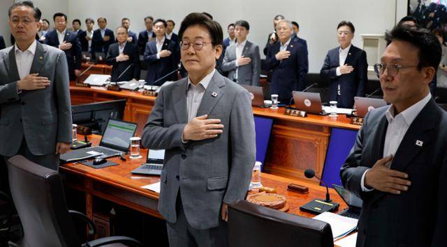 이재명 대통령이 15일 서울 용산 대통령실 청사에서 열린 국무회의에서 국민의례를 하고 있다. 왕태석 선임기자