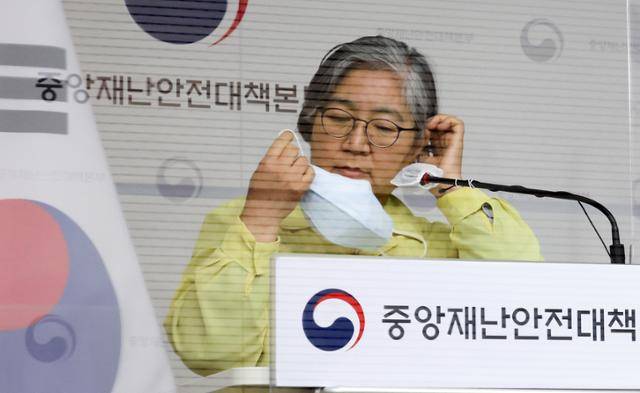 2022년 4월 당시 정은경 질병관리청장이 정부세종청사에서 열린 코로나19 정례브리핑에서 실외 마스크 착용 의무 해제 등 지침 변경사항을 설명하기 위해 마스크를 벗고 있다. 연합뉴스