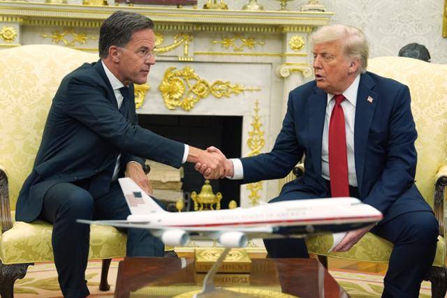 도널드 트럼프 미국 대통령이 14일 백악관 집무실에서 마르크 뤼터 북대서양조약기구(NATO 나토) 사무총장과 회담하고 있다. 이 자리에서 트럼프 대통령은 러-우 전쟁은 트럼프의 전쟁이 아니라 바이든, 민주당의 전쟁이라고 했다. 워싱턴=AP 뉴시스