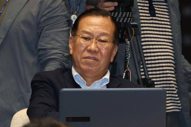 권영세 국민의힘 의원이 9일 서울 여의도 국회의사당에서 열린 의원총회에 참석해 있다. 뉴스1