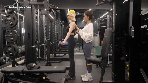 덤벨 레터럴 레이즈를 하는 전소미./사진=유튜브 채널 ‘IMOS 전소미’