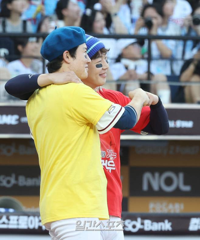 2025 신한 SOL뱅크 KBO 올스타전이 12일 오후 대전 한화생명볼파크에서 열렸다. 나눔팀 박건우가 타석에 들어서며 박민우와 퍼포먼스하고 있다. 박건우와 박민우는 각각 통산 타율 1, 2위(5000타석 이상)에 올랐다. 대전=정시종 기자 capa@edaily.co.kr