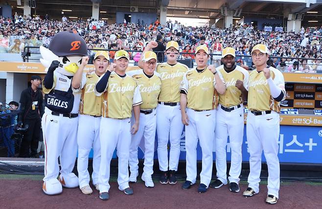 2025 신한 SOL뱅크 KBO 올스타전이 12일 오후 대전 한화생명볼파크에서 열렸다. 올스타전에 출전하는 한화 선수들과 김경문 감독이 파이팅을 외치고 있다. 대전=정시종 기자 capa@edaily.co.kr /2025.07.12.