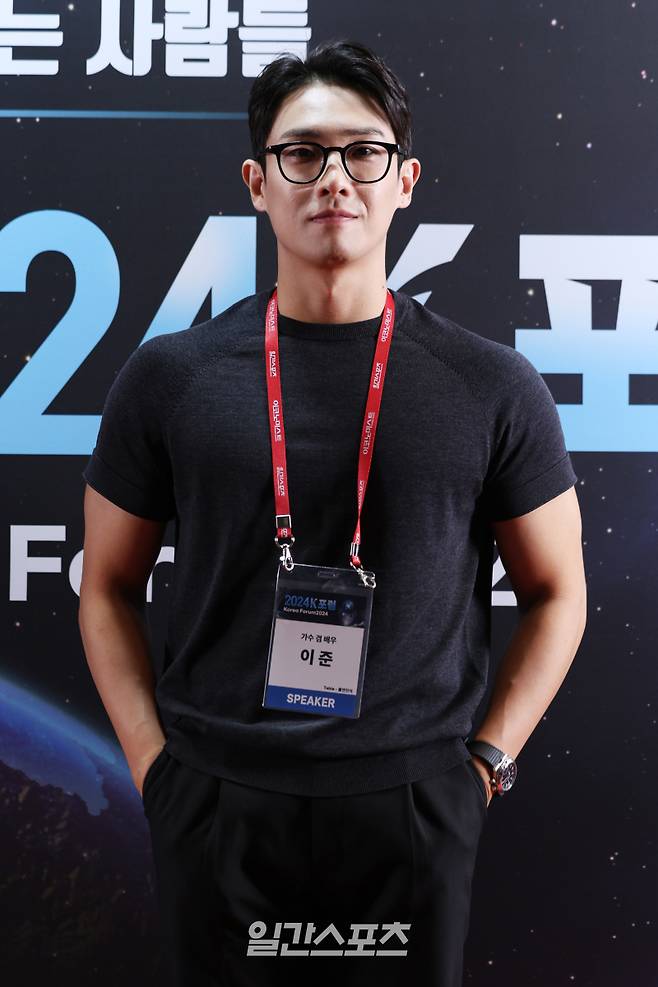 [2024K포럼] 일간스포츠와 이코니미스트가 공동 주최하는 ‘2024 K포럼’이 17일 서울 용산구 서울드래곤시티 그랜드볼룸에서 열렸다. 배우 겸 가수 이준이 포즈를 취하고 있다. 올해 포럼의 주제는 ‘K Makers : K를 만드는 사람들’로, K콘텐츠와 K브랜드 간 시너지를 위한 컬래버레이션의 키를 움직이는 사람들에 중심을 두고 다양한 현장의 모습들을 소개한다. 서병수 기자 qudtn@edaily.co.kr /2024.07.17/