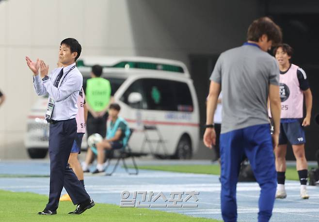 2025 동아시아축구연맹(EAFF) E-1 챔피언십(동아시안컵) 대한민국과 일본의 경기가 15일 오후 경기도 용인 미르스타디움에서 열렸다. 후반 추가시간에 모이야스 감독이 벅수로 선수들을 격려하고 있다.용인=김민규 기자 mgkim1@edaily.co.kr /2025.07.15/