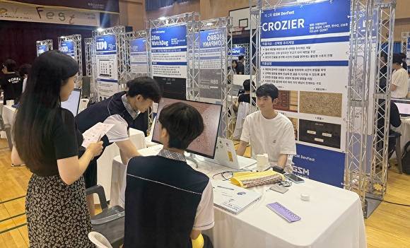 광주마이스터고 정성찬 학생이 게임개발 부스에서 개발한 게임을 시연하고 있다. [사진=광주광역시교육청]