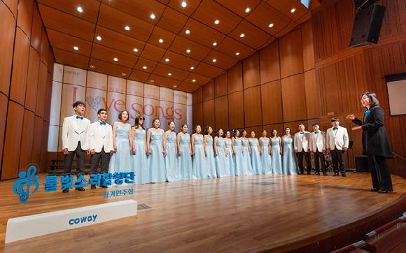 코웨이 물빛소리 합창단 단원들이 공연을 펼치고 있다. [사진=코웨이]