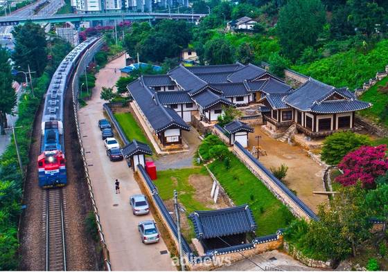 복원되기 전의 임청각 모습. 바로 옆에 중앙선이 있어 열차가 달릴 때마다 열차 진동으로 임청각이 많이 훼손됐다. [사진 김정탁, 경상북도 독립운동기념관]