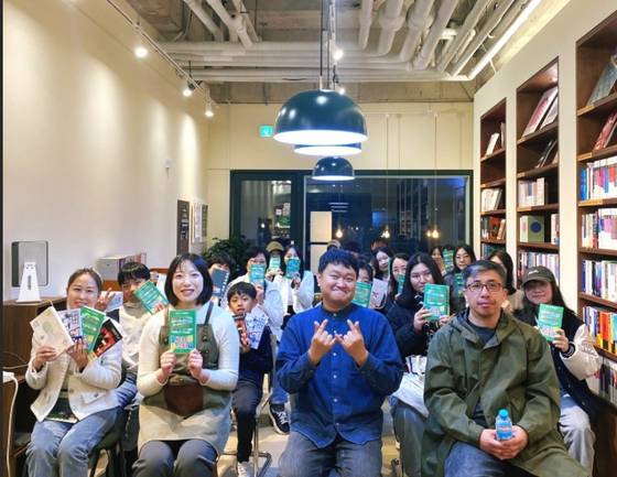 경기도 수원시 경기대 후문에 있는 독립서점 여름서가는 북클럽 등 다양한 독서 프로그램을 운영한다. 사진은 지난 5월 열린 김동식 작가 북토크 모습. 사진 여름서가 제공
