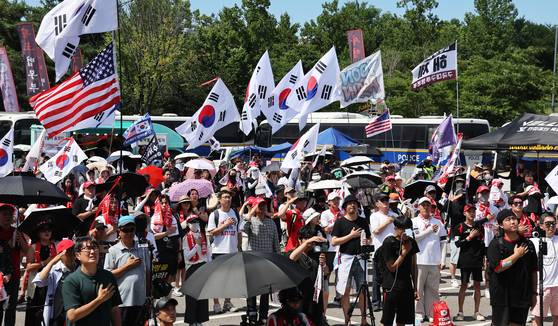 지난 12일 경기 의왕시 서울구치소 앞에서 윤석열 전 대통령 지지자들이 재구속된 윤 전 대통령 석방을 촉구하는 집회를 열고 있다. 연합뉴스