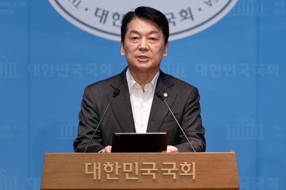 안철수 국민의힘 혁신위원장이 7일 서울 여의도 국회 소통관에서 기자회견을 열고 혁신위원장 사퇴 및 전당대회 출마를 밝히고 있다. 뉴스1