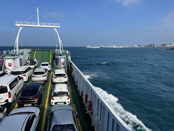 렌터카 등을 싣고 우도를 향해 운항 중인 도항선. 최충일 기자
