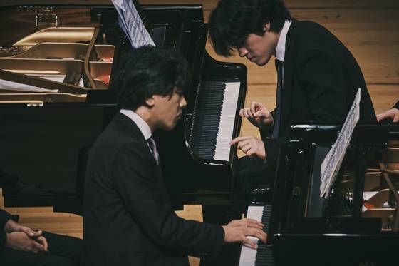 14일 롯데콘서트홀에서 서로 손과 얼굴이 잘 보이는 방향으로 피아노를 배치해 연주한 손민수ㆍ임윤찬(왼쪽부터). 사진 현대카드·목프로덕션