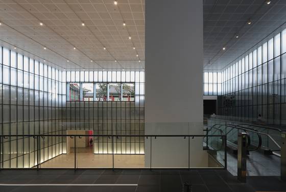 서울박스의 대형 창으로 옥첩당이 보인다. 건축가 민현준 촬영. [사진 MPART]