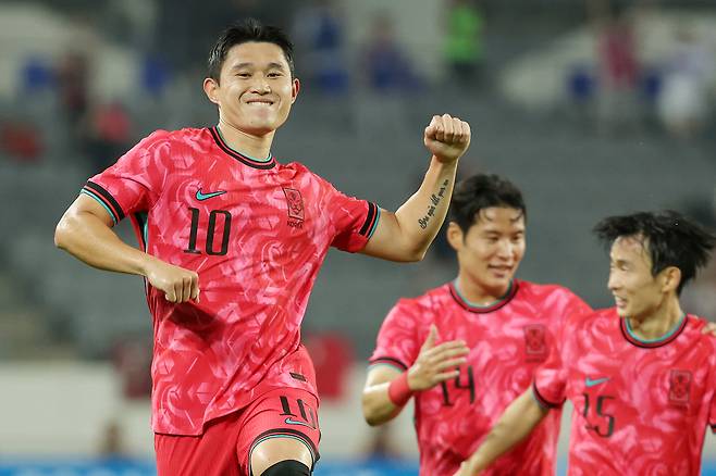 지난 7일 동아시안컵 중국전에서 원더골을 터트린 이동경(왼쪽). [뉴스1]