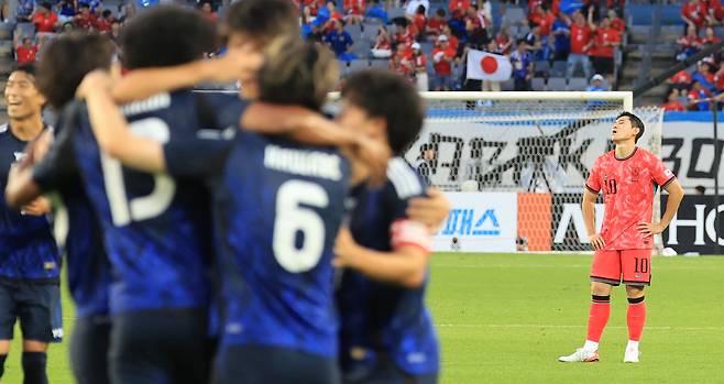 15일 경기도 용인미르스타디움에서 열린 동아시안컵 남자부 최종 3차전 한국과 일본의 경기 전반전. 일본 저메인 료의 선취골에 이동경이 아쉬워하고 있다. [연합뉴스]