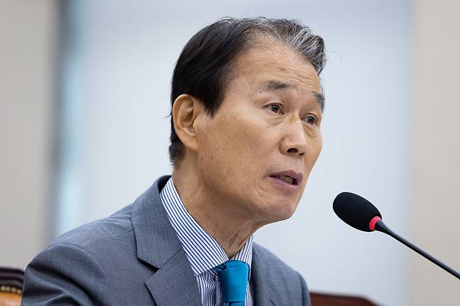 권오을 국가보훈부 장관 후보자가 15일 서울 여의도 국회에서 열린 인사청문회에서 의원 질의에 답하고 있다. 뉴스1