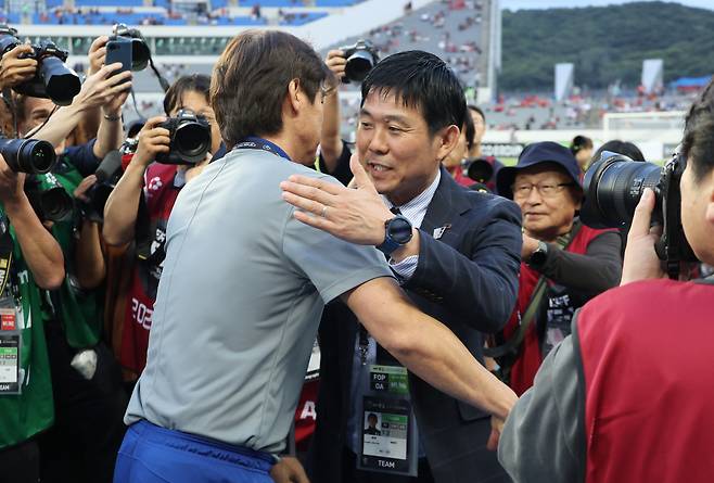 경기에 앞서 한국 홍명보 감독이 일본 모리야스 하지메 감독과 인사하고 있다. [연합뉴스]