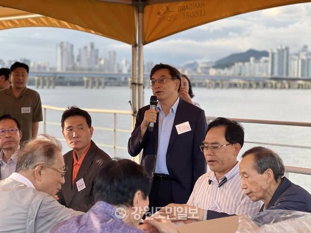 ▲ 강원사랑회(회장 문일재)는 15일 서울 여의도 한강공원 일대에서 정기모임을 갖고 회원들 간 화합을 다졌다. 이세훈 기자