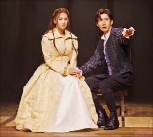 연극 ‘셰익스피어 인 러브’의 한 장면.   쇼노트 제공