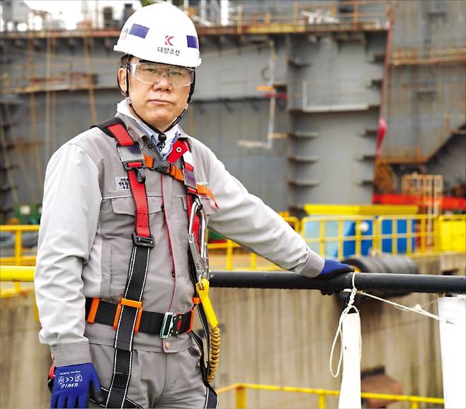 왕삼동 대한조선 대표가 전남 해남조선소에서 현장 점검을 준비하고 있다.  대한조선 제공