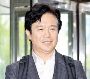 김영훈 고용부 장관 후보자가 지난달 24일 첫 출근길에 취재진의 질문에 답하고 있다. 최혁 기자