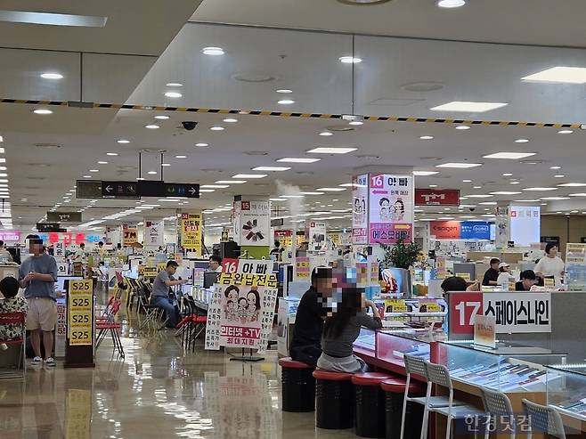 14일 오후 서울 구로구 신도림 핸드폰 집단상가에서 방문객들이 휴대폰을 둘러보고 있다. 사진=박수빈 기자