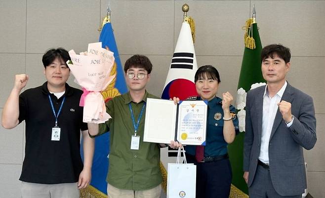 이진선(왼쪽에서 두 번째) 태안군 행정지원과 주무관이 ‘노쇼 사기’ 피해를 막은 공로로 지난 11일 태안경찰서에서 감사장을 받은 뒤 기념촬영하고 있다. 태안군 제공