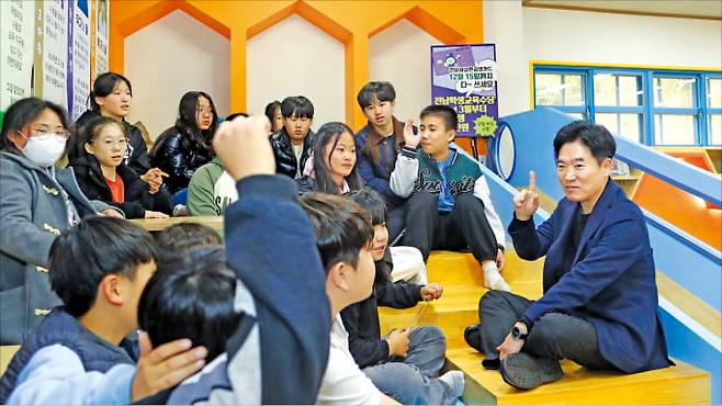 김대중 전남교육감(오른쪽)이 학생들에세 ‘전남학생교육수당 활용법’에 대해 설명하고 있다. 전남교육청 제공