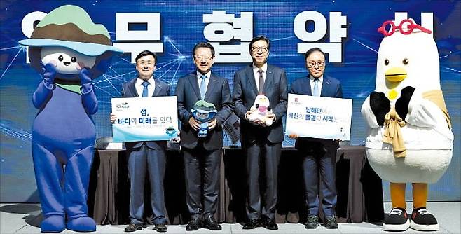 김영록 전남지사(왼쪽 두 번째)와 박형준 부산시장(세 번째) 등이 지난 5월 13일 여수엑스포컨벤션센터에서 2026 여수세계섬박람회조직위원회와 부산시 간 업무협약을 맺은 뒤 기념 촬영하고 있다. /전라남도 제공