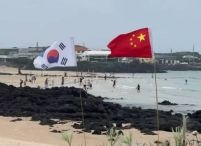 제주도 우도의 한 해변에서 중국 국기인 오성홍기가 태극기와 나란히 설치됐다가 철거됐다. /출처=스레드