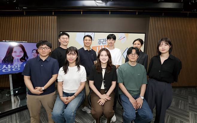 삼성증권 방일남 미디어전략팀장(뒷줄 왼쪽 둘째)과 미디어전략 팀원./삼성증권