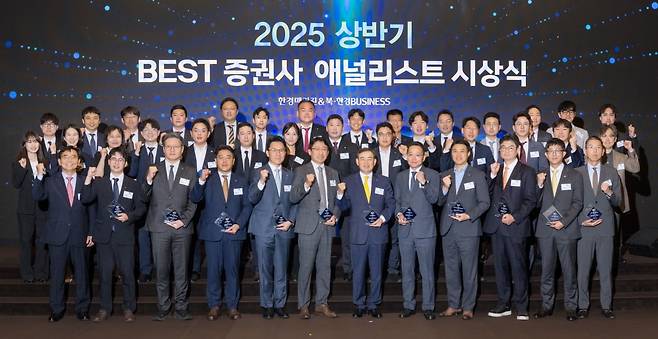 한경비즈니스가 선정한 ‘2025년 상반기 베스트 증권사·애널리스트’ 시상식이 15일 서울 중구 한국경제신문사에서 열렸다. 베스트 증권사 부문 대상을 받은 KB증권 김성현 대표(앞줄 왼쪽 일곱 번째)와 최우수상을 받은 NH투자증권 조수홍 리서치본부장(열한 번째), 파워하우스상을 받은 하나증권 황승택 리서치센터장(세 번째) 등 수상자들이 하영춘 한국경제매거진&북 대표(첫 번째)와 파이팅을 외치고 있다. 사진=이승재 한경매거진&북 기자