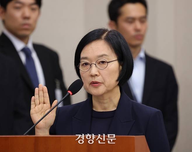 한성숙 중소벤처기업부 장관 후보자가 15일 서울 여의도 국회 산업통상자원중소벤처기업위원회에서 열린 인사청문회에서 선서를 하고 있다. 박민규 선임기자