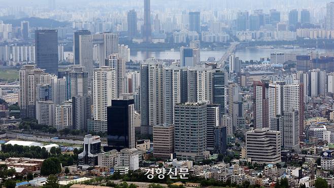 지난달 29일 서울 남산 간이전망대에서 바라 본 용산구 일대의 고급 아파트 단지. 서성일 선임기자
