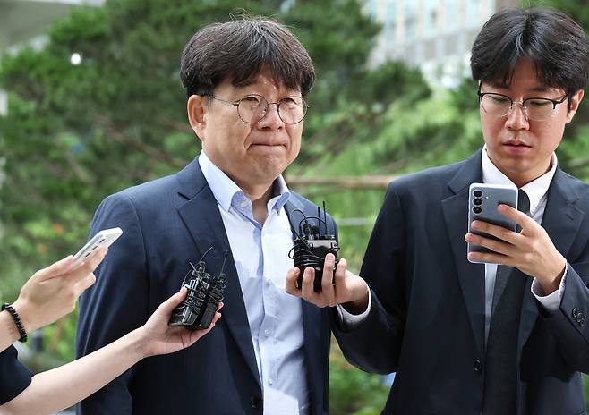 ‘양평고속도로 노선 변경 특혜 의혹’과 관련해 이상화 동해종합기술공사 부사장이 15일 윤석열 전 대통령 부인 김건희 여사와 관련한 의혹을 수사하는 민중기 특별검사팀 사무실이 마련된 서울 종로구 KT광화문빌딩으로 출석하고 있다. 연합뉴스