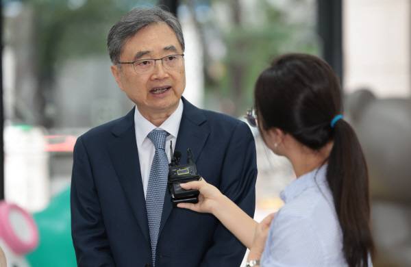 조현 외교부 장관 후보자가 지난달 24일 서울 종로구 인사청문회 준비 사무실로 출근하며 취재진 질문에 답하고 있다. 연합뉴스