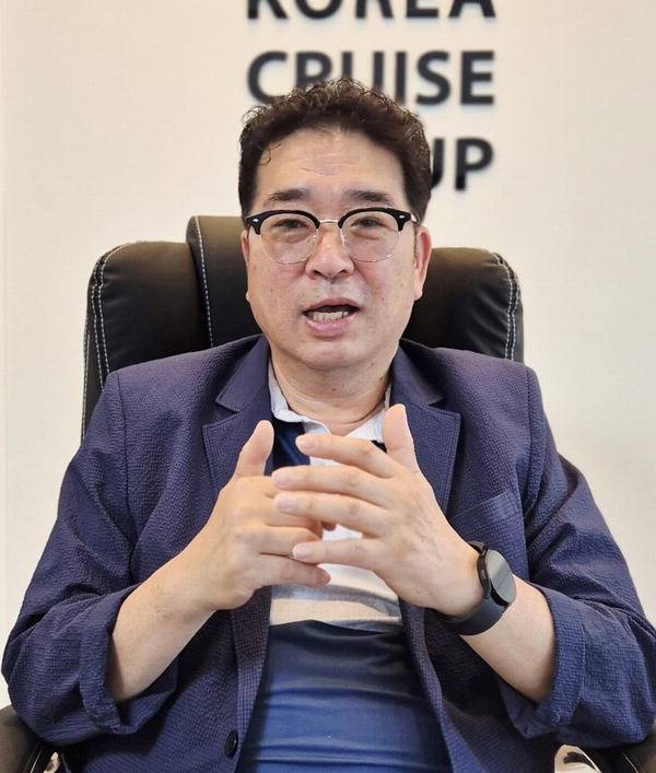 ㈜ KCG 김대진 회장이 15일 부산 해운대구 마린시티 부근 운촌항에 추진 중인 해상호텔인 시네마틱 플로텔에 대해 설명하고 있다.