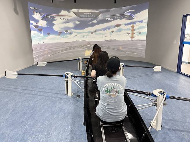 Students try virtual reality rowing during a learncation course at Chonnam National University’s Yeosu Campus. [CHONNAM NATIONAL UNIVERSITY]
