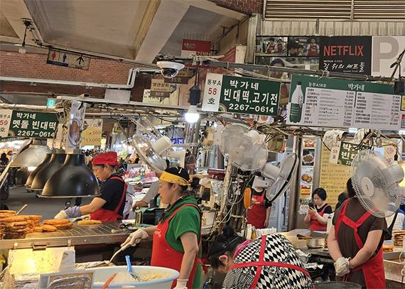 Gwangjang Market in Jongno District, central Seoul, on July 9 [NOH YU-RIM]